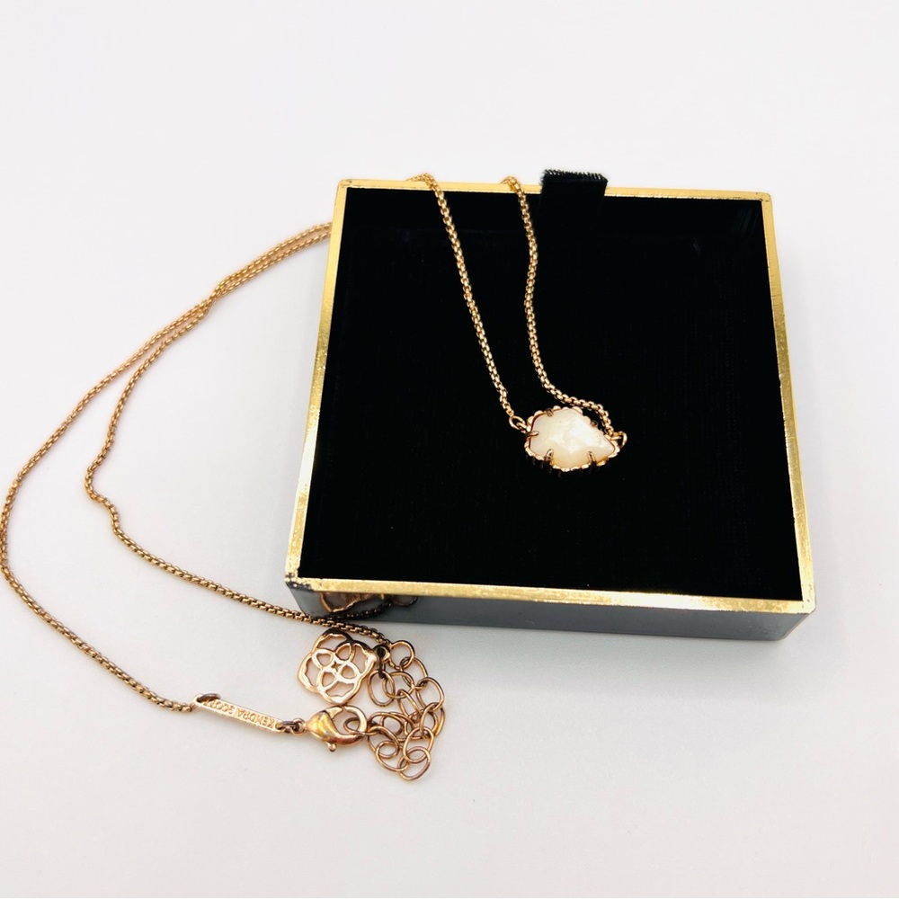Kendra Scott Tess Rose Gold Pendant Necklace In Ivory Pearl